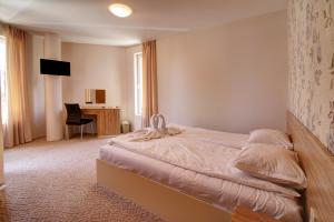 Rooms & Apartments