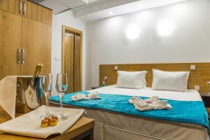Rooms and Apartments