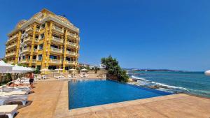 Pool & Beach