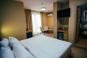 Rooms & Suites