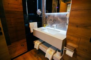 Rooms & Suites
