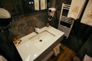 Rooms & Suites