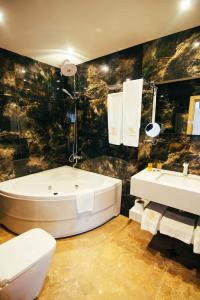 Rooms & Suites