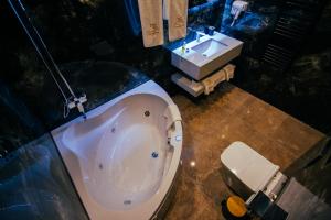 Rooms & Suites