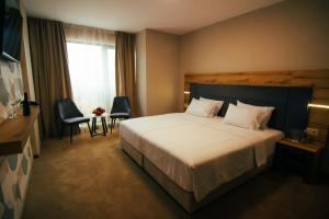 Rooms & Suites