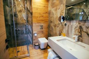 Rooms & Suites