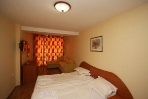 Rooms & Apartments
