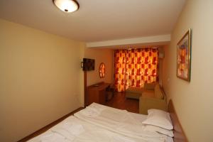 Rooms & Apartments