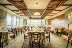Restaurants & Bars