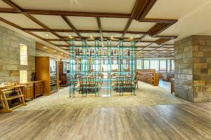 Restaurants & Bars