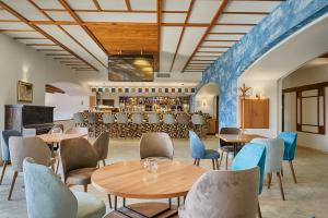 Restaurants & Bars